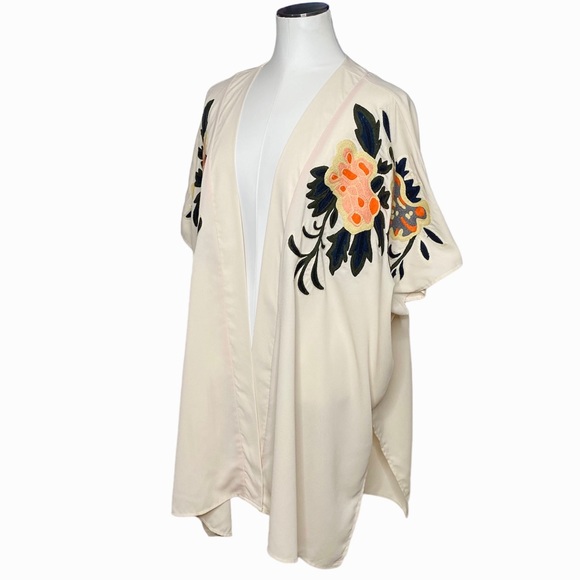 Gibson & Latimer Embroidered Kimono - Picture 4 of 15